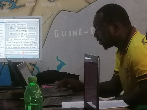 Imagem de tradutores no escritorio